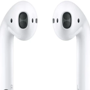 Airpods - utan skal - Stor Garderoben erbjuder hyfs nya vänster- och höger-AirPods för dig som bara behöver en hörlur. Dessa AirPods är fabriksnya och säljs till ett reducerat pris eftersom laddningsasken saknas. Om du har tappat bort en av dina AirPods kan du enkelt köpa en ersättare här istället för att behöva köpa ett helt nytt par. Självklart går det bra att bara köpa en av hörluren. Väldigt bra pris och som vanligt snabb leverans. Hör av er för fler frågor och funderingar!
