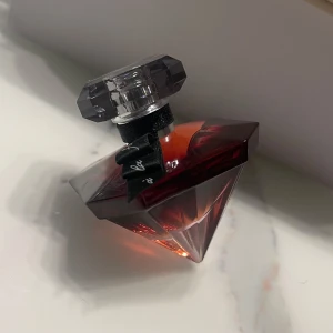 Lancome tresor a la folie 30ml  - Knappt använd parfym från lancome på 30ml. Se bilder för jämförelse när man har flaskan upprätt samt upp och ner för att se utfyllnaden av parfymen som är kvar. 