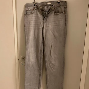 Grå jeans från Gina Perfect Jeans - Snygga low waist straight grå jeans från Gina Perfect Jeans i storlek 36. De har en klassisk femficksdesign och en rak passform. Perfekta för en stilren look.