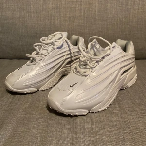 Nike Nocta Hot Step 2 - Säöjer ett par Nike Nocta Hot Step 2. Storlek 44 men passar också 43. Skick 10/10 bara använd nån gång, inga märken eller så. Sällsynta o kan inte köpas nya. Priset kan sänkas i snabb affär