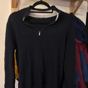 Mörkblå cashmere tröja med dragkedja från Boggi Milano - Säljer en stilren mörkblå tröja från Boggi Milano i cashmere  med dragkedja vid halsen.  Ny pris ligger på runt 2300