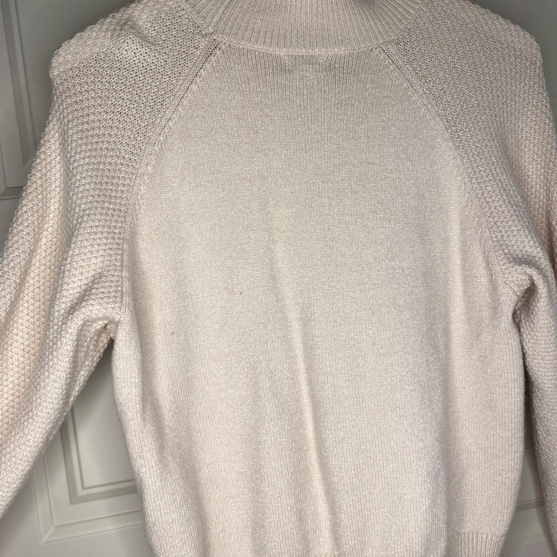 Beige stickad tröja från Bubbleroom - 90