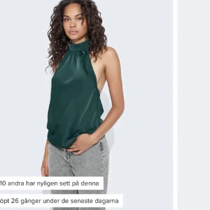 Halterneck topp - Säljer den här as snygga toppen från bikbok. Helt oanvänd med prislappen kvar o perfekt till fest. Skriv om ni har några fler frågor😊