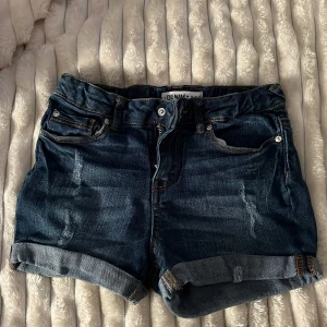 Mörkblå jeansshorts från Denim By SM - Snygga mörkblå jeansshorts med upprullade benjanter. Shortsen är för små och kommer inte till använding💗