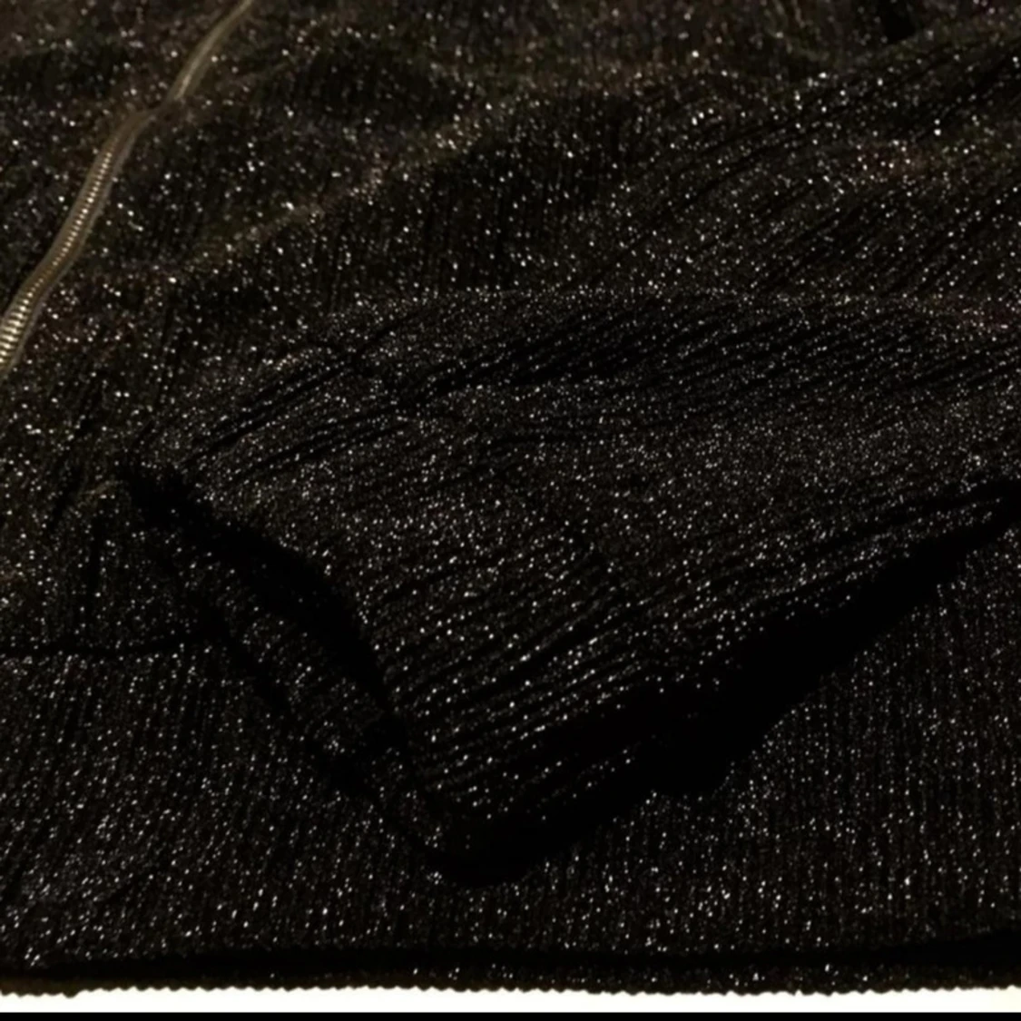 Svart glittrig zip tröja från Gina Tricot - 90