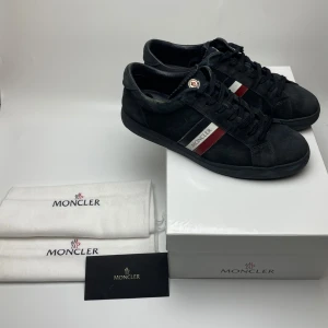 Moncler skor  - Hej! Säljer nu dessa svin feta moncler skor. Skorna är i mycket bra skick. Med skorna medföljer allt og. Hör av dig vid frågor eller liknande