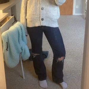 håliga jeans  - Sjukt snygga vintage lågmidjade jeans med hål😍Superbra skick!! Skriv för fler bilder. Pris kan alltid diskuteras. Obs: Storlek står ej i jeansen men skulle beskriva som en S. 