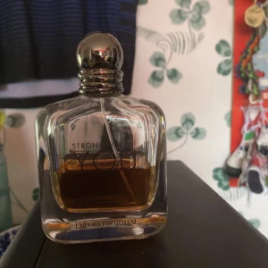 Parfym Stronger With You från Emporio Armani - Säljer en elegant parfymflaska av märket Emporio Armani, Stronger With You. 40/100ml kvar. En sampel på layton ingår också.