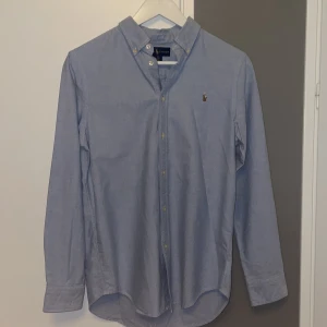 Ralph Lauren skjorta - Snygg blå skjorta från Ralph Lauren. Knappt använd. Storlek S men passar även XS. 