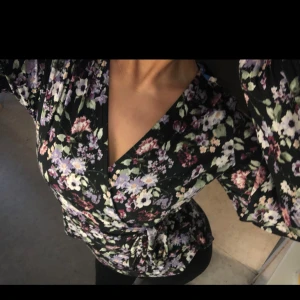 Blommig omlottblus - Perfekt till sommaren 