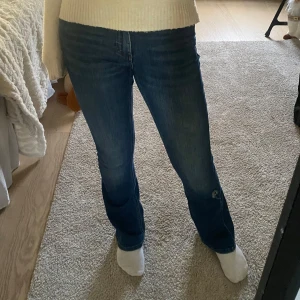 Blå jeans från ONLY - Säljer ett par snygga blå jeans från ONLY. De har en klassisk bootcut-stil och är låg midjade. 