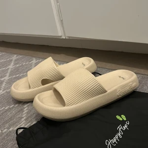 HappyFlops - Säljer ett par bekväma beige sandaler från HappyFlops. Tyvärr va dom för stora för mig och därav helt oanvända! 🌸