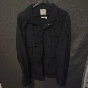 J.Lindeberg field jacket/vinter jacka - farren 72 cotton twill field jacket navy heter modellen👌. Liknar bailey och är riktigt snygg på. Sista modellen är exakt samma jacka och sida jag köpte ifrån👌 |Skick: 9/10 | Nypris: 3199kr | storleken är L men passar mer som M.