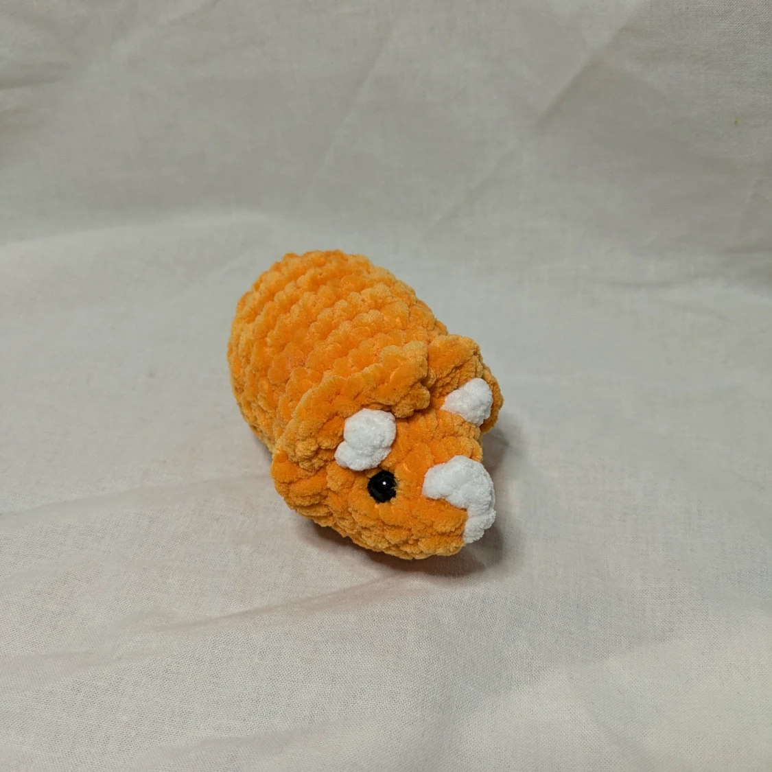 Orange virkad triceratops 