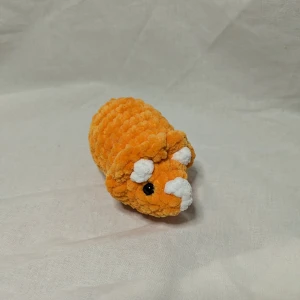 Orange virkad triceratops  - En egenvirkad liten triceratops som är gjord av fluffigt garn 