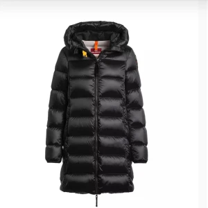 Parajumper Dam jacka - Snygg och varm svart dunjacka från Parajumpers med huva och dragkedja framtill. Perfekt för kalla dagar med sin långa design och vadderade stil. Direkt från johnells. 