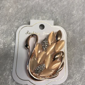 Vackra Strass Broschyrer  - Säljer  eleganta broscher i djurmotiv. Första broschen är en svan med pärlemorskimrande blad och strassdetaljer. Andra är en färgglad fjäder med stenar i olika färger. Tredje är en påfågel med glittrande strass och färgglada stenar. Fjärde är en fjäril med pärlemorvingar och strassdetaljer. Perfekt för att liva upp vilken outfit som helst! 115kr/st  , alla nya 