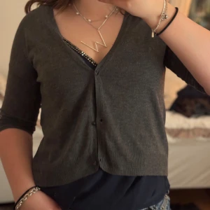 Grå kofta från Zara - Zara knit kofta med trekvartsärmar och knappar framtill. Knappt använd💕