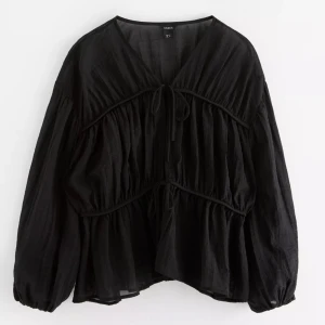 Svart blus  - Svårt blus med knytningar köpt från Lindex. Använd endast en gång.💋