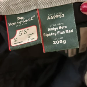 Amigo Hero Ripstop Plus Med hästtäcke - Säljer ett vinrött Amigo Hero Ripstop Plus Med hästtäcke från Horseware Ireland. Plus en hals