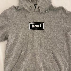 Hov1 merch - Säljer en superfin grå hoodie med hov1-tryck på bröstet. Säljer då den inte kommer till användning. Hoodien kostade 600 kr och går inte att få tag på längre. Lånade bilder, skriv privat för egna. 