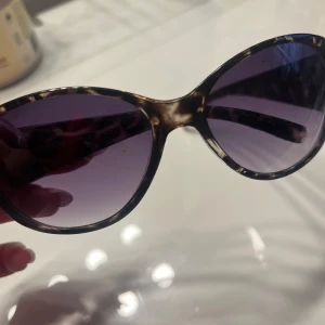 Solglasögon med leopardmönster - Snygga solglasögon med leopardmönstrad, väldigt trendiga. De är använda som man ser på bilderna men inget märkvärdigt, ser helt nya ut framifrån. 