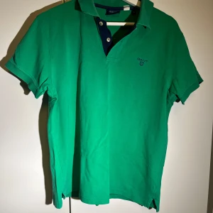 Grön Piké från gant - Rensar garderoben, har vuxit ur denna! Väldigt fint plagg