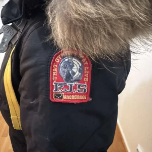 Svart parkajacka med pälsdetaljer från Parajumpers - Parajumper i väldigt bra skick och använd en vinter. Äkta päls. Storlek xs. Pris 3000kr priset kan diskuteras