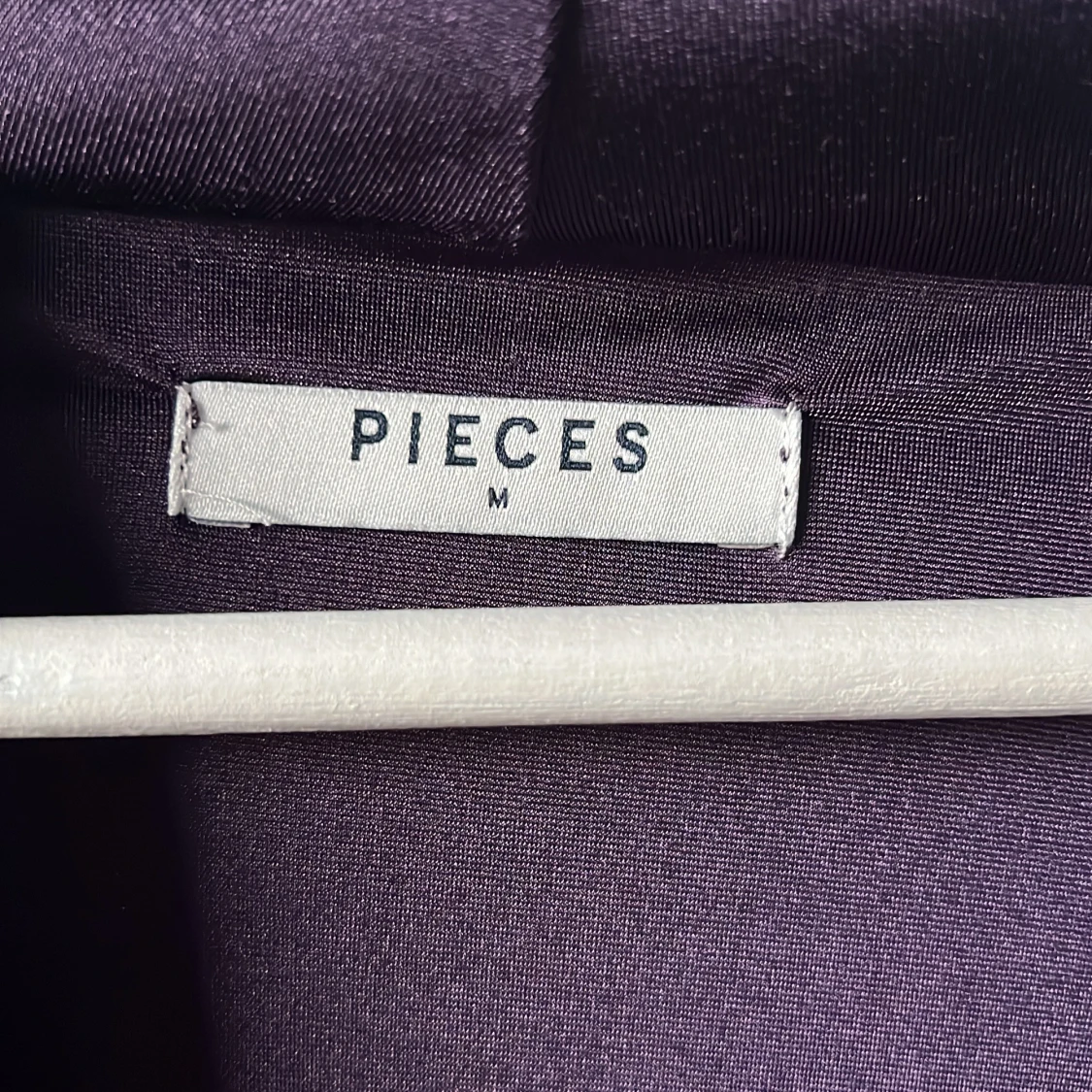 Lila omlottopp från Pieces i storlek M. - 91