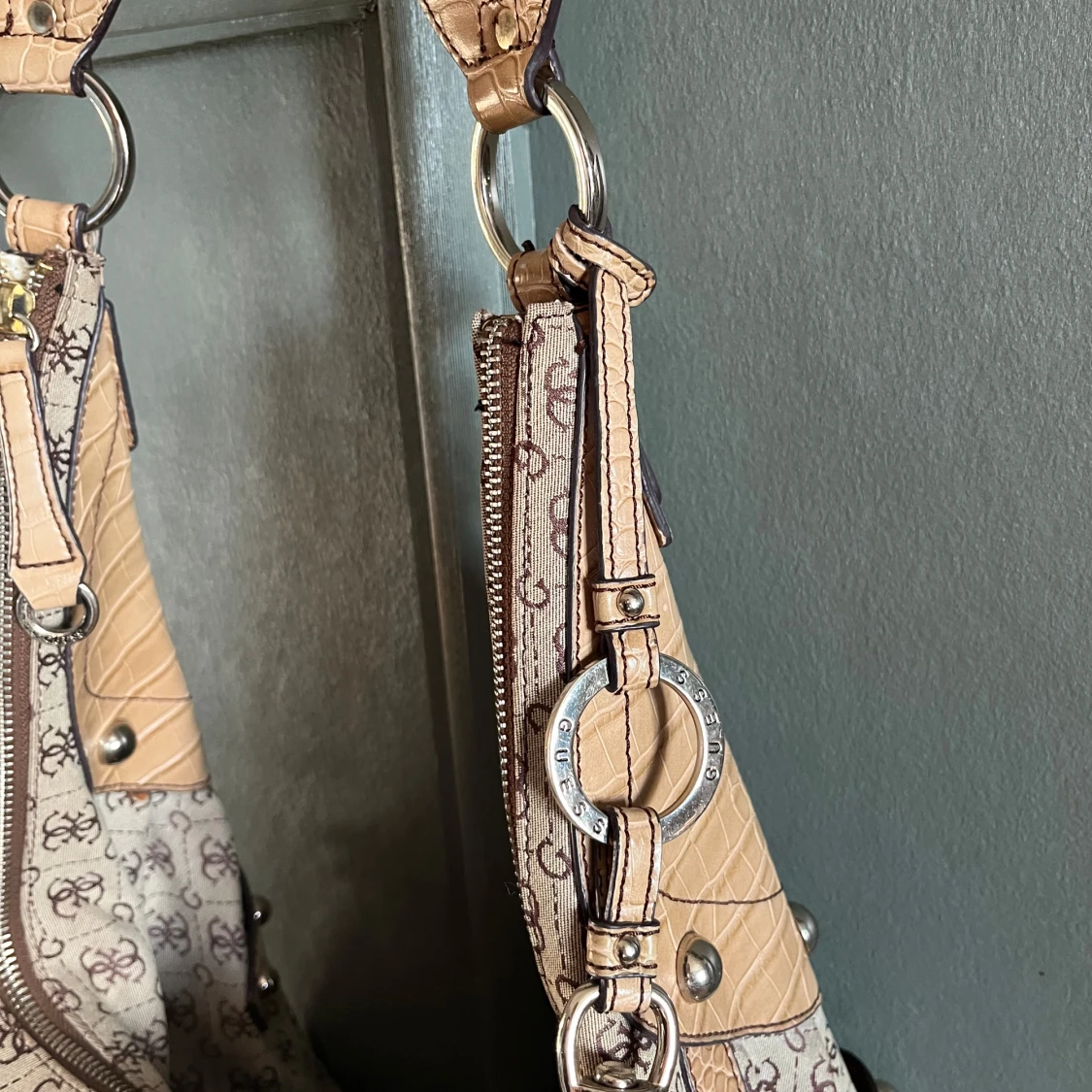 Guess  axelväska med monogram och nitar - 3