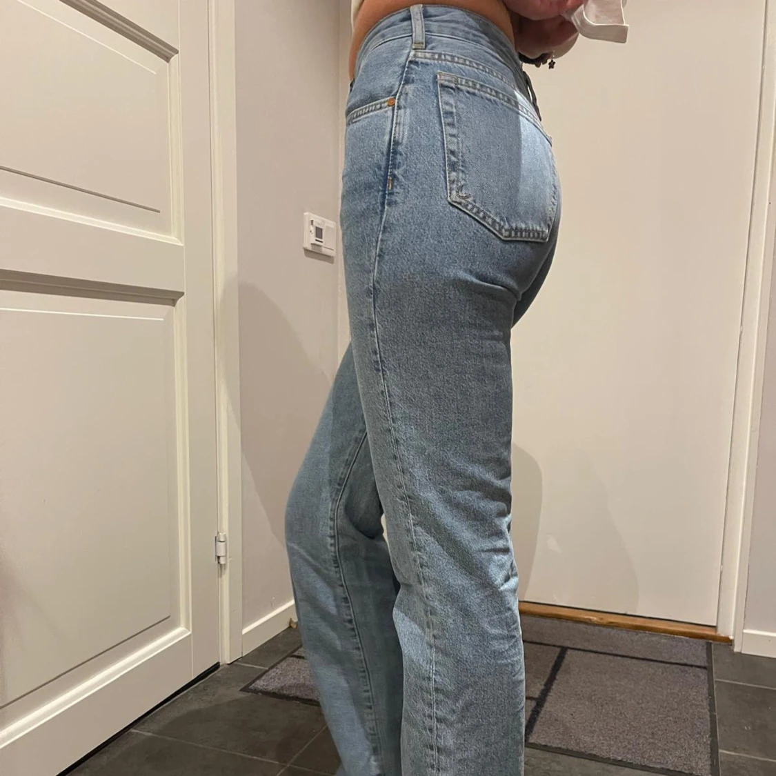 Blå jeans med låg midja
