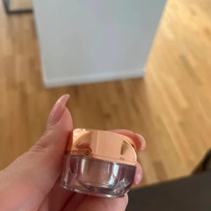 Rose Gold Loose Powder från Steve Laurant - Snygg och lyxig loose powder i färgen rose gold från Steve Laurant. Perfekt för att ge en skimrande finish till din makeup. Kommer i en elegant burk med roséguldfärgat lock. Helt ny! 