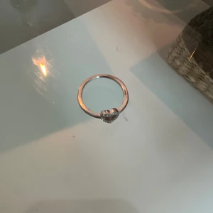 Silver ring - Silver ring med hjärta från guldfynd. Har använts, därav lite sliten med är i hysfsat bra skick.