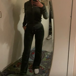  Juicy Couture dress xxs - Säljer min fina Juicy Couture dress i färgen Moss green då den blivit för liten för mig. Den är i storlek xxs vilket inte säljs längre i den färgen. Den sparsamt använd, inga defekter.  Nypris byxa 1199kr Nypris tröja 1299kr 💚