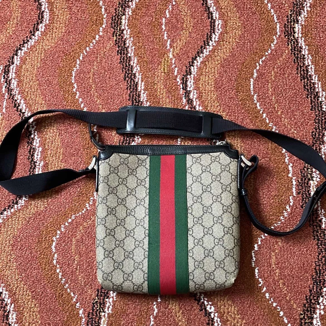 Beige axelväska med ränder - 90