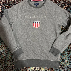 Grå sweatshirt från GANT - Gant Tröja, i perfekt skick ♥️