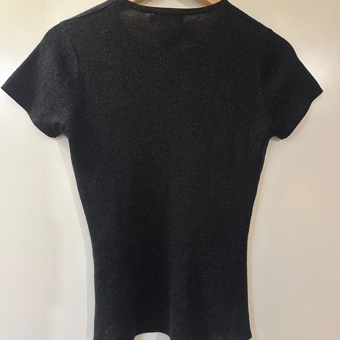 Svart glittrig topp från Gina Tricot - 90