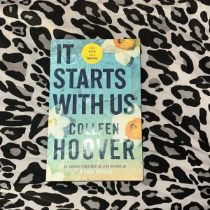 It starts with us - Säljer denna bok som är andra boken av ”it ends with us” 