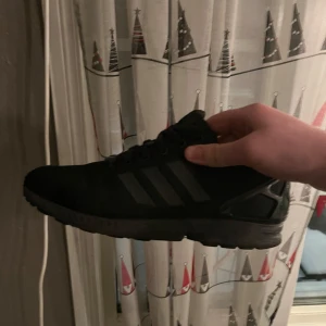 Svarta sneakers från Adidas - Ett par adidas zx flux, använda men fortfarande använd bara