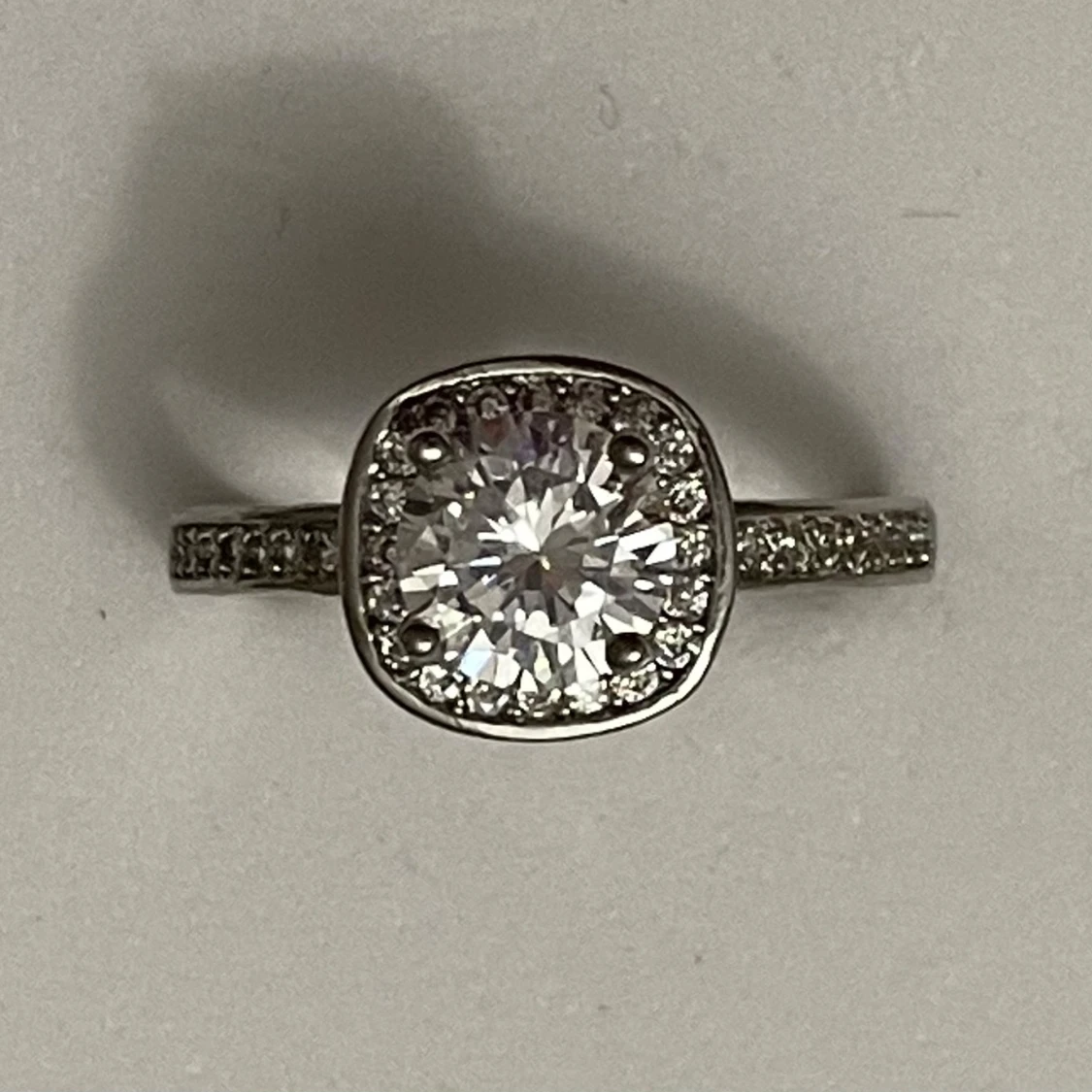 Silverring med glittrig sten