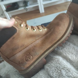 Bruna kängor från Timberland - Säljer ett par klassiska bruna kängor från Timberland. De har robust snörning och en slitstark sula med bra grepp. Perfekta för höst- och vinterväder.