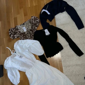 Gina tricot klädpaket 💖 - Helt nya Gina tricot plagg med prislappar kvar!  Det som ingår i paketet är : Open back maxi gauge dress storlek S färg vit  Tie front top storlek Xs färg leopard (stretchig) Bow detail top storlek S färg Svart Knitted bolero storlek S färg Navy  Allt är till ett värde av 1376kr tillsammans!!