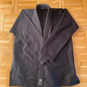 Chokem Gi size A3 - Väldigt basic gi som funkar bra som extra eller till den som vill börja träna men inte vill spendera så mycket på en dräkt, lite tecken på användning men fortf jättebra skick!