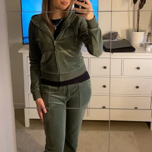 Juicy Couture sett - Ett jätte fint juicy sett som inte kommer till användning längre tyvärr, den har tappat en metal grej både på överdelen samt underdelen, men snnars är den som ny. Är liten i storleken sp skulle säga stt den sitter som en S men det är M.