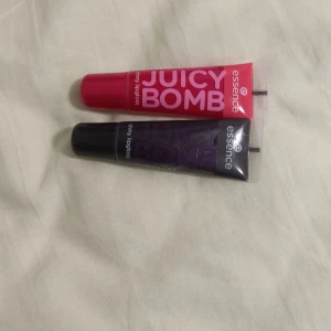 Essence Juicy Bomb Läppglans skriv med mig så Diskutera 1 kostar 28 och bästa kostar 30 och har inte använt så ofta den röda och den lila - Två tuber Essence Juicy Bomb läppglans i olika färger. En i en livlig röd nyans och en i en djup lila. Båda ger en glansig finish och är perfekta för att ge läpparna en fräsch look.