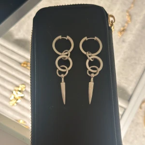 Maria nilsdotter silverörhängen  - Ett par ”chaos queen” Maria Nilsdotter örhängen i sliver. Ordinarie pris: 2795kr/st och 5590 för båda. Säljer båda för 4000 kr. Bra skick och knappt andvända💗Skickas med Maria nilsdotter box (bild 2). 
