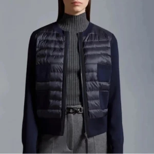 Moncler cardigan  - Säljer min mörkblåa monclair cardigan i nyskick, priset kan diskuteras, kan tänka mig gå ner lite vid snabb affär. Den är sparsamt andvänd, och har äkthetsevis, kvitto osv. Skriv om du har några frågor 💘 Storlek M men motsvarar storlek S