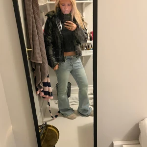 Svart pufferjacka - Jättesnygg svart glansig pufferjacka från Nelly!!💕som då är slutsåld och svår att få tag i. Perfekt för vädret och är varm💗