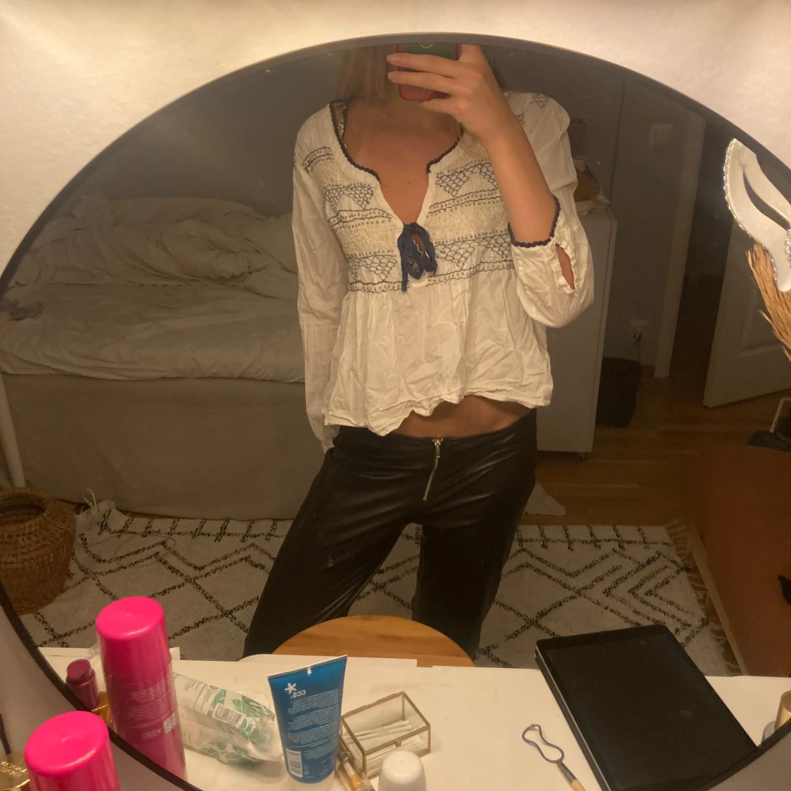 Vit blus med spetsdetaljer