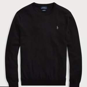 Svart tröja från Polo Ralph Lauren - Snygg svart tröja från Polo Ralph Lauren! Köpt nåra månader sedan använt då och då, fortfarande i bra skick. Köpt för över 2000kr. Säljer då inte min stil längre.